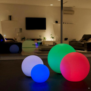 Boules lumineuses sans fil sur la table