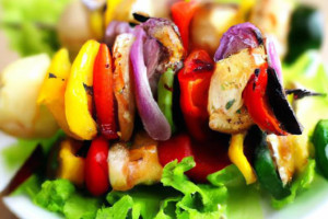 brochettes-de-poulet-avec-des-oignons-sur-le-dessus-d-39-une-salade_1220-567