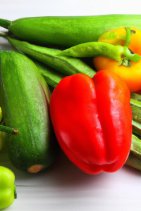 divers-legumes-colores-sur-table-en-bois-blanc_1387-497