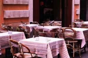 dresser-des-tables-dans-le-restaurant_432-19315747