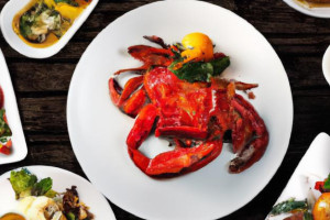 la-restauration-gastronomique-en-europe-est-bien-preparee-contenir-avec-le-homard-du-maine-la-salade-cesar-l-39-aile-de-poulet-les-epinards-cuits-la-soupe-de-citrouille_1258-202