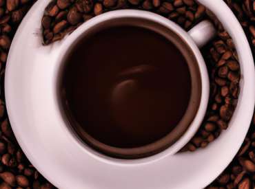 Tasse à café au milieu de grains de café