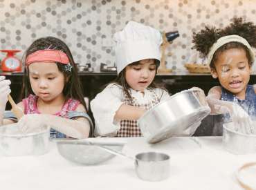 Enfants cuisinant