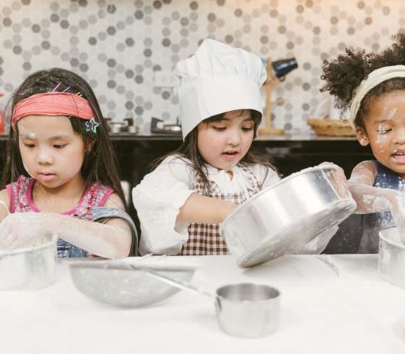 Enfants cuisinant