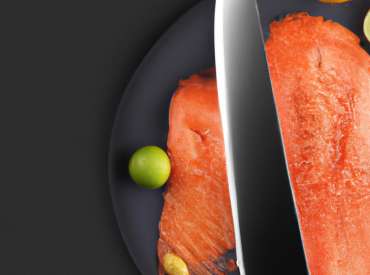 Couteau japonais Chroma avec des pavés de saumon