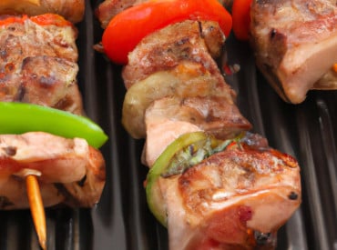 Brochettes en train de cuire sur une plancha