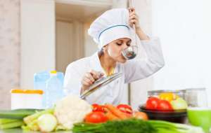 cuisiner-en-uniforme-blanc-test-de-soupe-a-la-louche_1398-366
