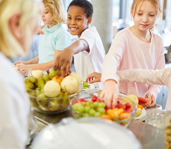 Enfants à la cantine