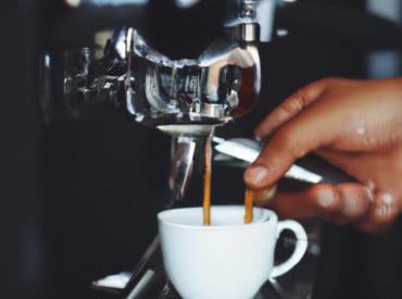 Personne réalisant un café