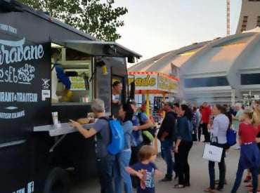 Food truck placé à côté d'un stade