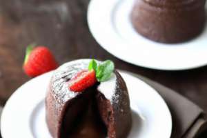 fondant-au-chocolat-cupcake-aux-fraises-et-au-sucre-en-poudre_2829-190