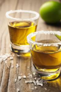 tasty-alcool-drink-cocktail-tequila-avec-de-la-citron-vert-et-du-sel-sur-un-fond-de-table-en-bois-vibrant-fermer_1220-1518