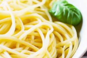 pates-spaghetti-colorees-savoureuses-cuites-avec-du-basilic-frais-sur-une-assiette-sur-un-fond-en-bois-un-gros-plan_1220-1181