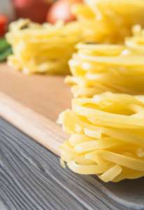spaghetti-aux-pates-secs-avec-ingredient_1339-882