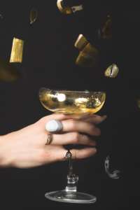 concept-de-nouvel-an-avec-elegant-verre-de-champagne_23-2147729125