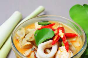 tom-yum-soupe-aux-epices-thailandaise-la-nourriture-thailandaise-populaire_7192-309