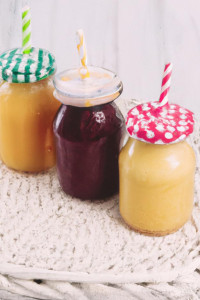 bouteilles-en-verre-avec-smoothie_23-2147717541