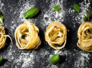 Boules de pâtes et feuilles de basilic