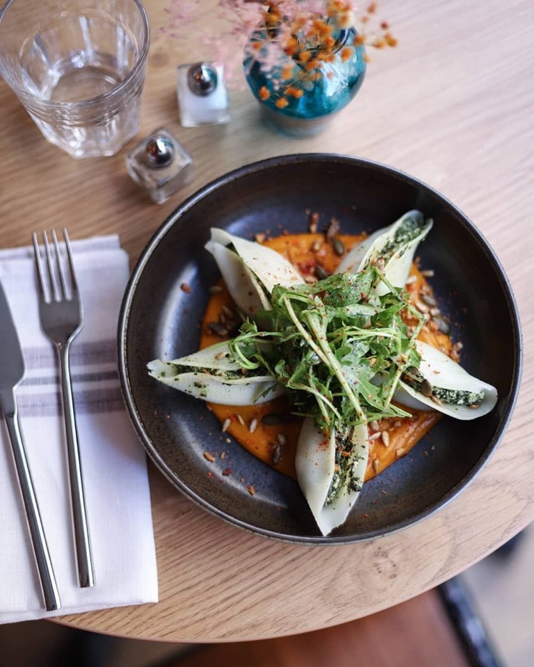 Conchiglie ricotta épinards, crème de potimarron au romarin, roquette, graines torréfiées, piment d'espelette