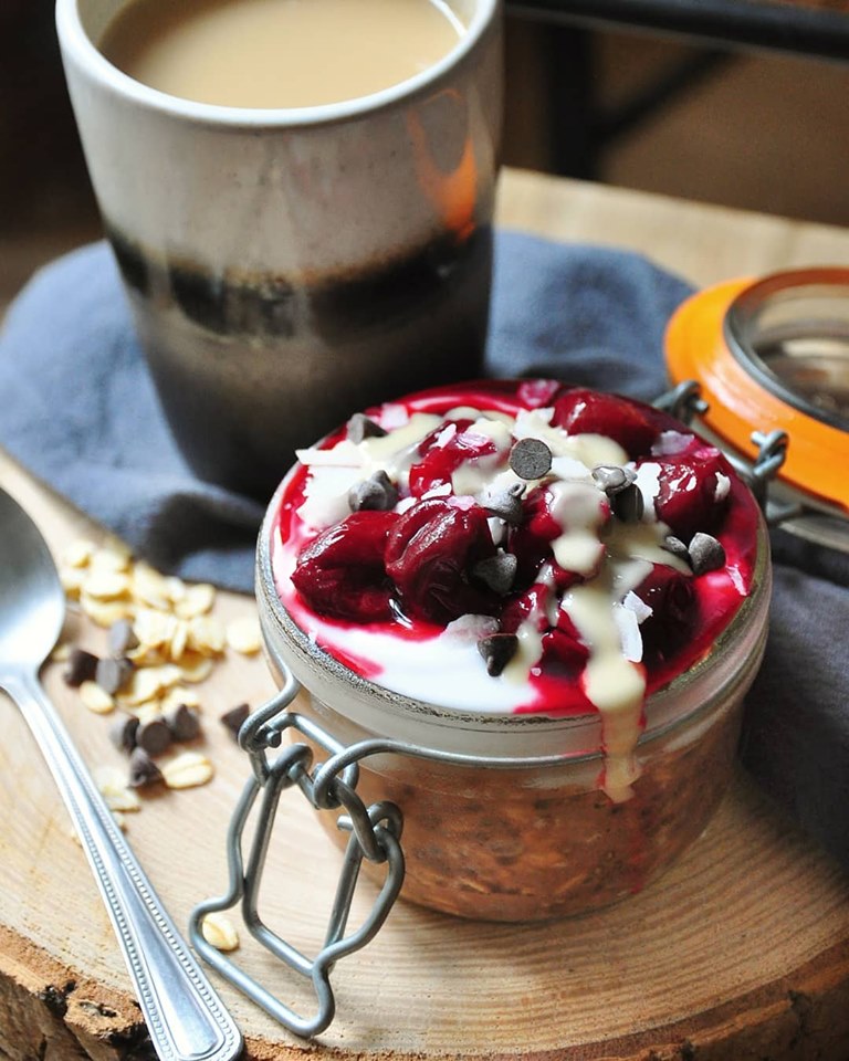 Porridge au cacao, un peu de yaourt coco et une compotée de cerises
