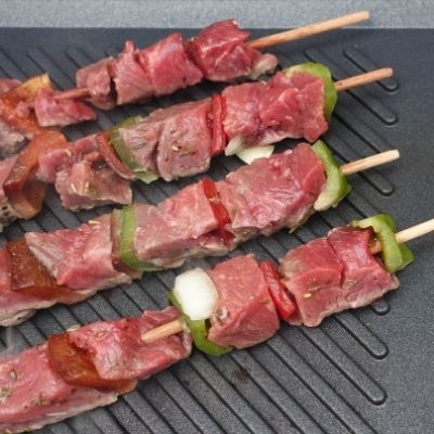 Brochettes sur une plancha