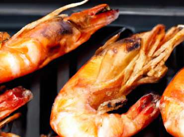 Crevettes cuisant sur une plancha inox