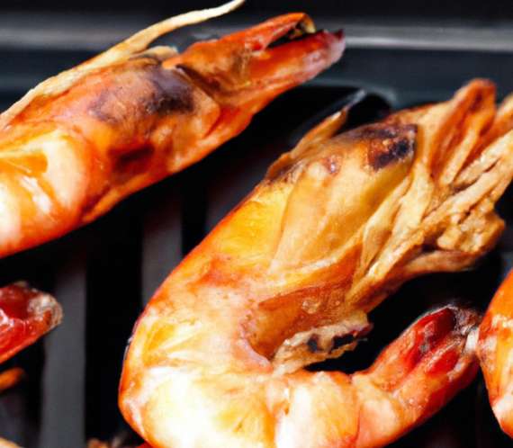 Crevettes cuisant sur une plancha inox