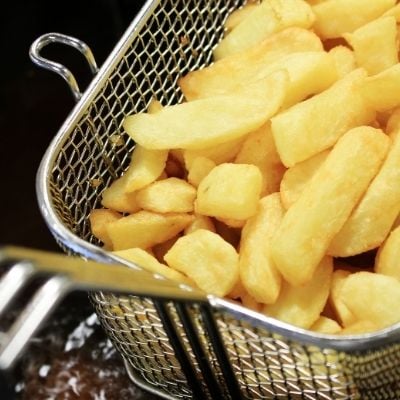 Frites réalisées dans une friteuse