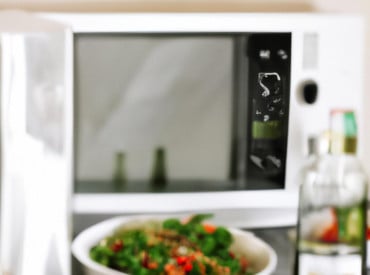 Four à micro-ondes dans une cuisine