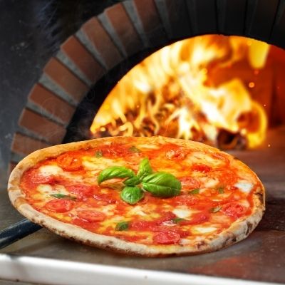 Pizza cuite au feu de bois