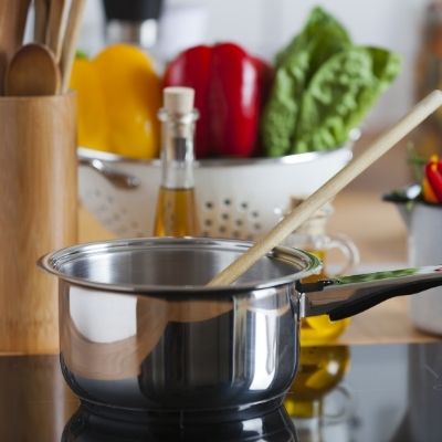 Une casserole sur une plaque vitrocéramique