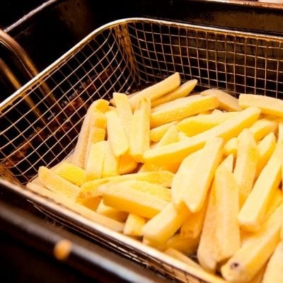 frites cuisant dans une friteuse