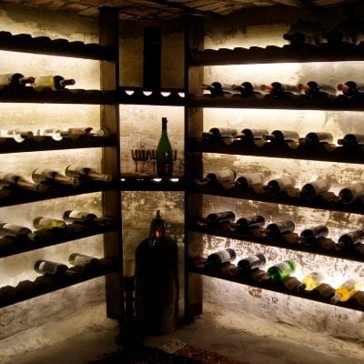 Bouteilles de vin dans une cave à vins