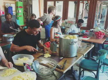 Un groupe de personnes cuisinant