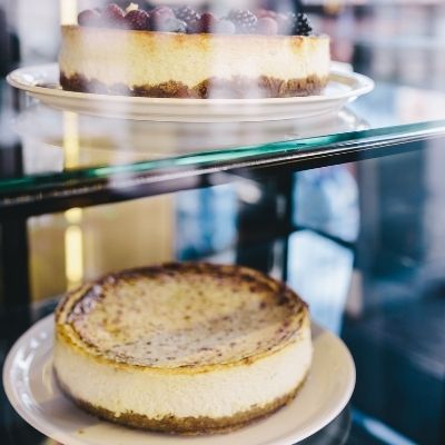 Gâteaux dans une armoire pâtissière