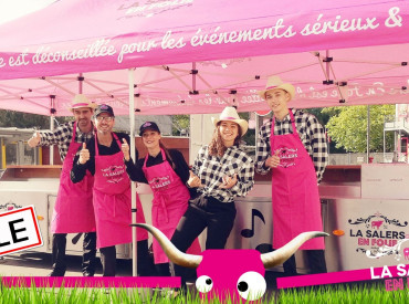 L'Equipe de la Salers en Folie devant son food-truck