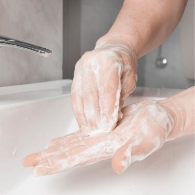 Une personne se lavant les mains