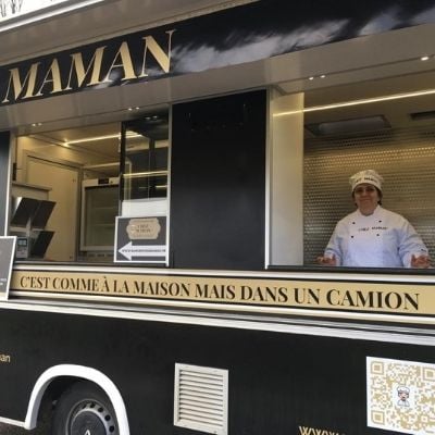 Murielle dans son food-truck Chez Maman