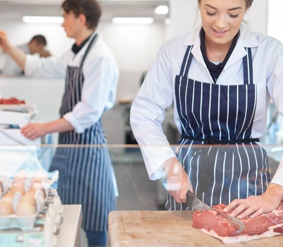 Bouchère découpant de la viande