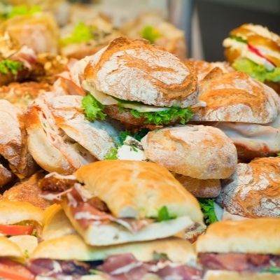 Plusieurs sandwiches sur une étale