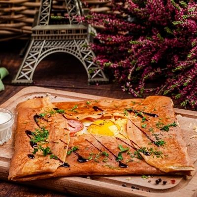 crêpe salée sur une planche