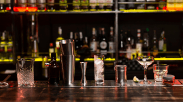 Divers équipements de bar : shaker, doseur, passoire, verre etc.