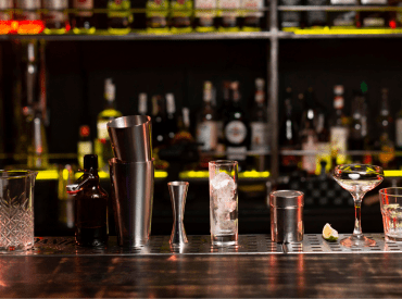 Divers équipements de bar : shaker, doseur, passoire, verre etc.