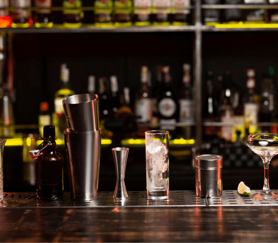 Divers équipements de bar : shaker, doseur, passoire, verre etc.
