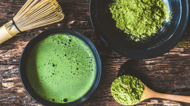 Equipements pour réaliser un thé matcha : fouet, bol, match, cuillère