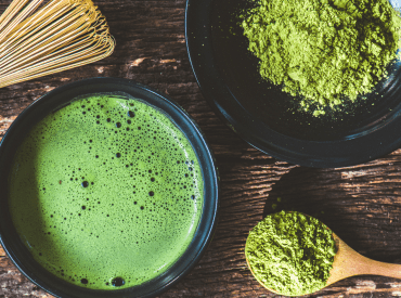 Equipements pour réaliser un thé matcha : fouet, bol, match, cuillère