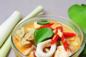 tom-yum-soupe-aux-epices-thailandaise-la-nourriture-thailandaise-populaire_7192-309