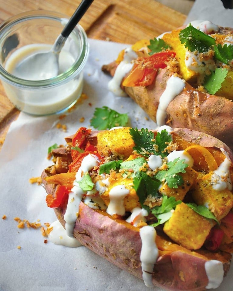 Patates douces rôties et garnies de légumes rôtis et tofu frit