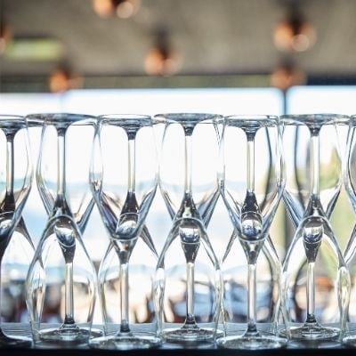 Verres à pied rangés